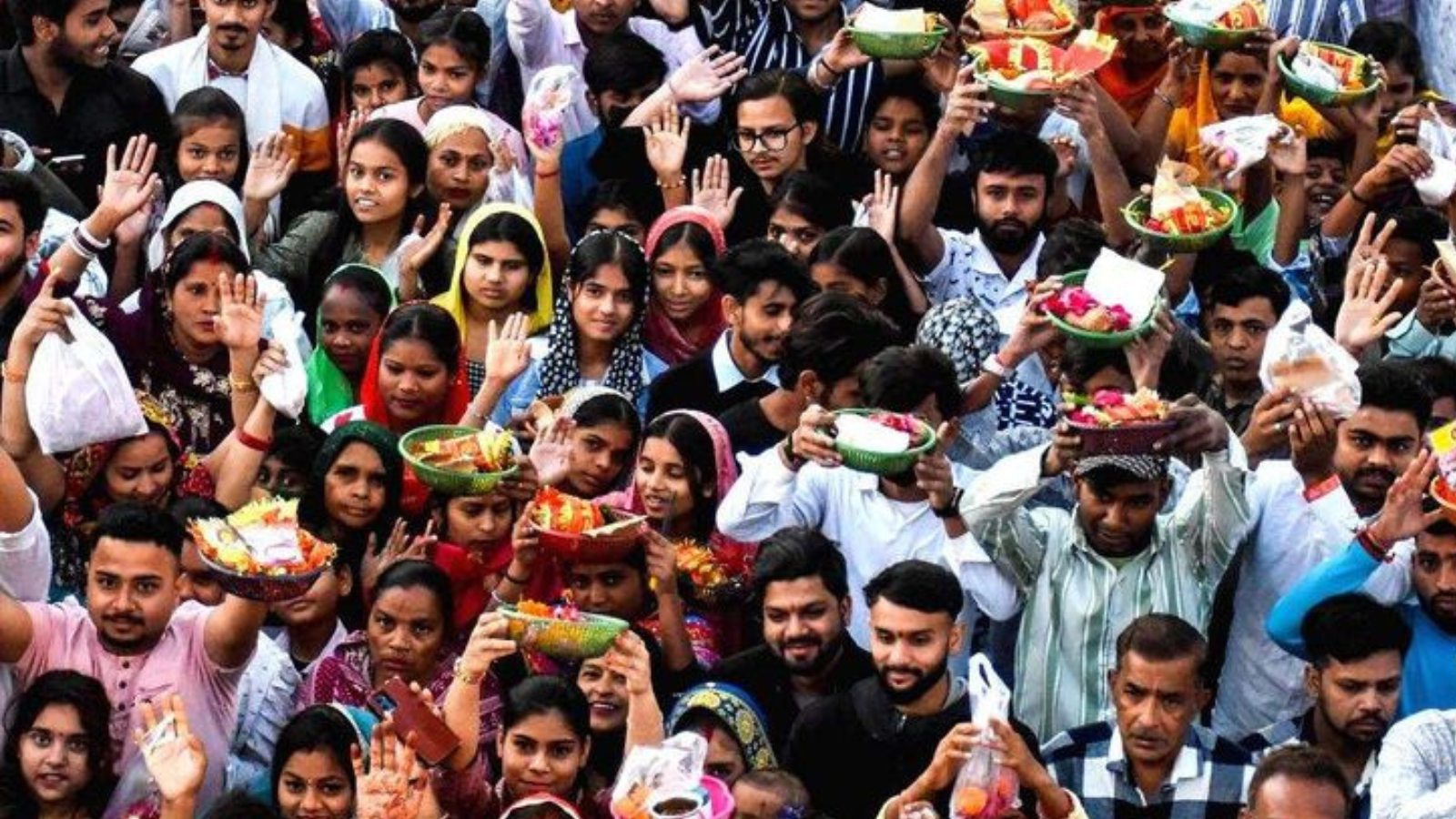 माता वैष्णो देवी यात्रा स्थगित होने पर श्रद्धालुओं का विरोध, भवन की ओर बढ़े यात्री